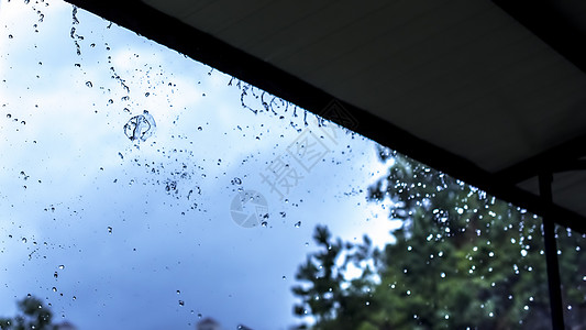 文艺小清新雨水从房檐落下背景