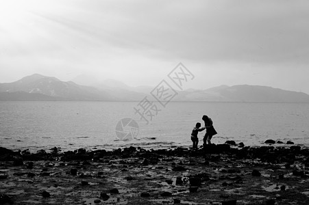 海边家人海边母子山脉云朵天际线背景