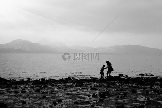 海边母子山脉云朵天际线图片