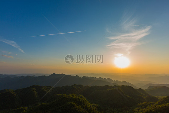 深山日落和飞机的航迹图片