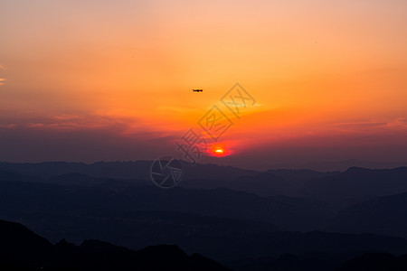 户外登山落日和无人机背景