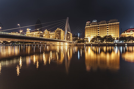 金黄色建筑夜景背景