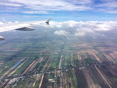 亚航飞机掠过泰国的整齐土地背景