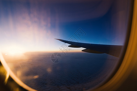 飞机的窗外飞机上的日出背景