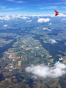 红色背景图乘坐飞机俯瞰大地背景