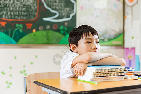 可爱人物教室课间休息男孩趴在书上背景