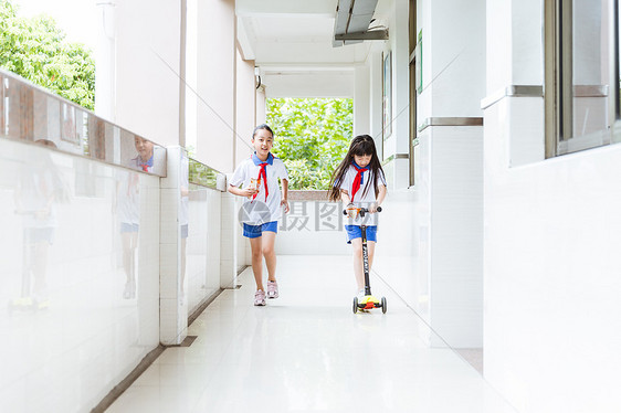 小学课间女生们玩滑轮车图片