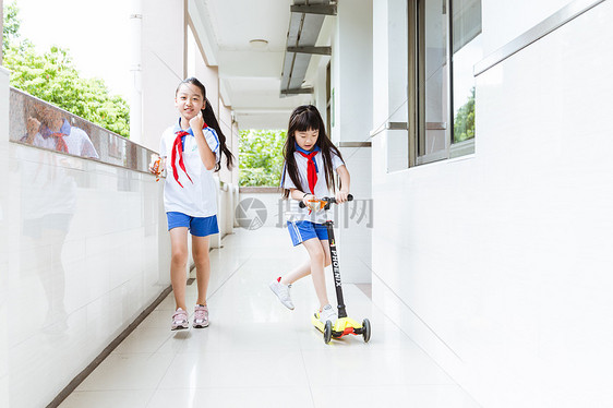 小学课间女生们玩滑轮车图片