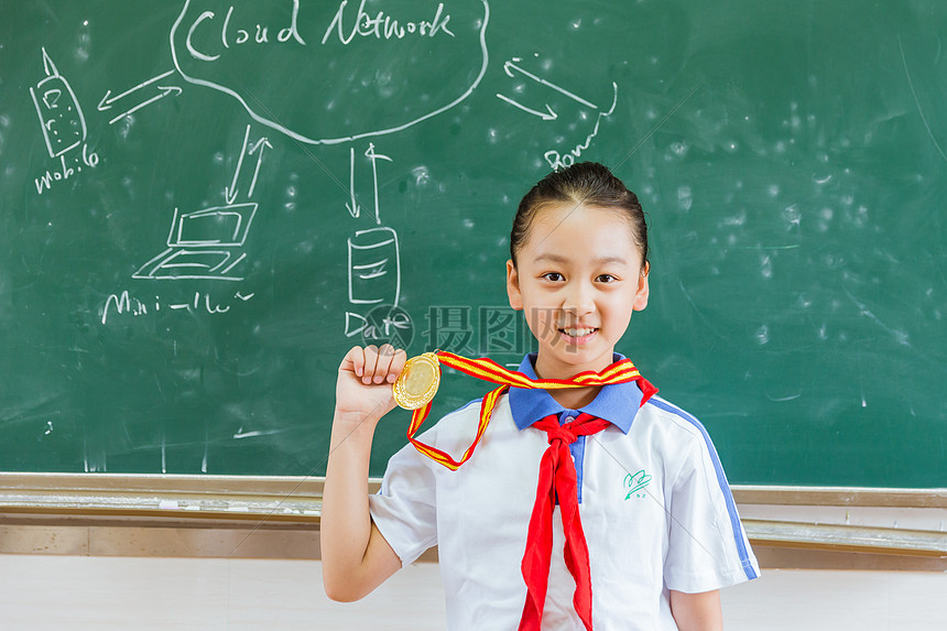 小学教室开心女生拿着奖牌图片