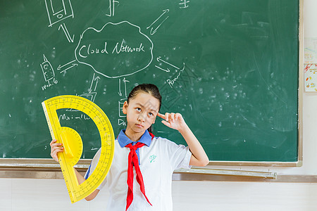 小学教室黑板前女生在思考图片