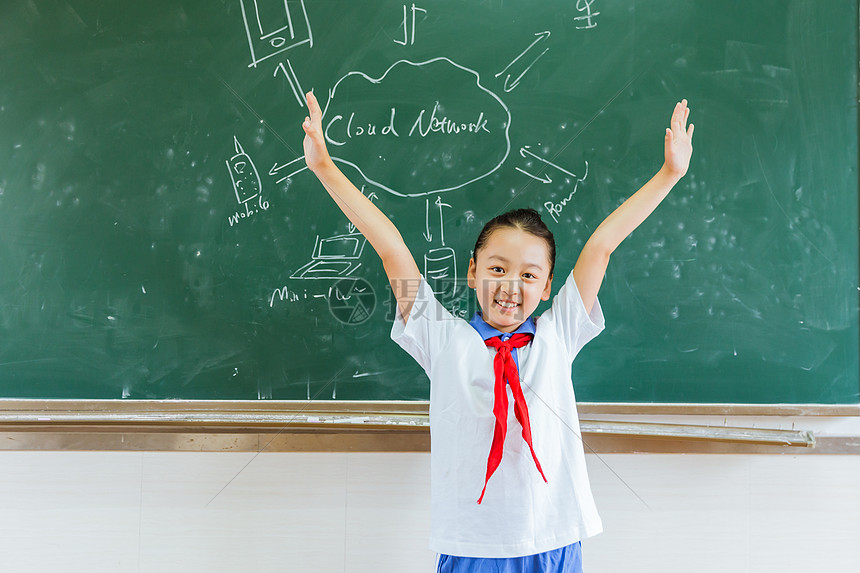 小学教室女生黑板前欢呼图片