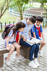 男教师儿童教育课间老师正在给学生们辅导背景