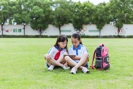 校园课间姐妹同学在线学习操场高清图片素材