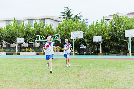 操场草地两姐妹在奔跑图片