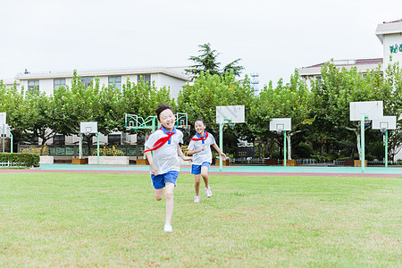 操场草地两姐妹在奔跑图片