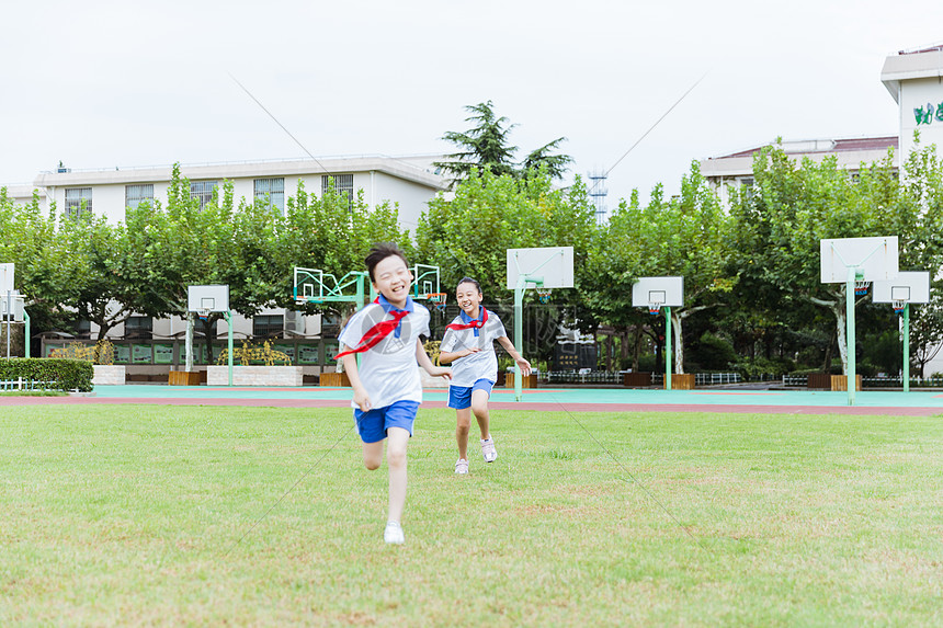 操场草地两姐妹在奔跑图片