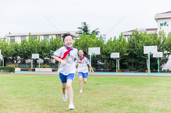 操场草地两姐妹在奔跑图片