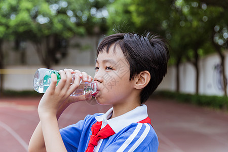 年轻男校园操场男生休息喝水背景