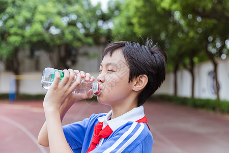 孩子喝水校园操场男生休息喝水背景