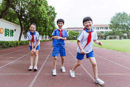 奔跑的女小学生们课间操场玩乐奔跑背景