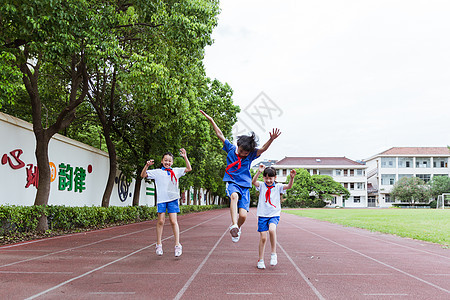 小学生们课间操场玩乐奔跑图片