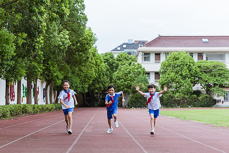 跑步的女孩小学生们课间操场玩乐奔跑背景