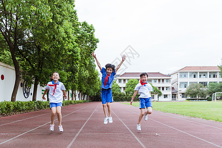 小学生们课间操场玩乐奔跑图片