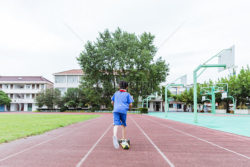 校园操场男生在玩滑轮车图片