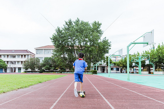 校园操场男生在玩滑轮车图片