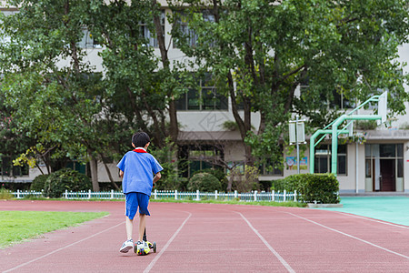 年轻男校园操场男生在玩滑轮车背景