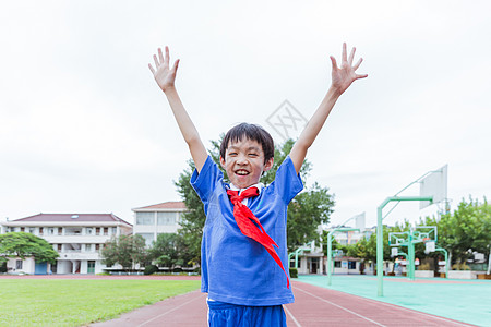 放松休息校园操场男生开心举手背景