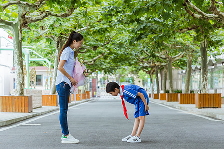 感恩日教师节献花学生给老师鞠躬背景