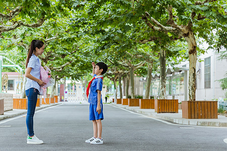 教师节献花学生给老师敬礼高清图片