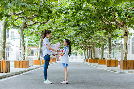 感恩同学教师节学生给老师献花背景