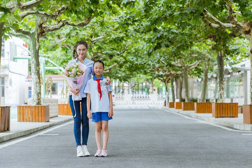 教师节学生给老师献花图片