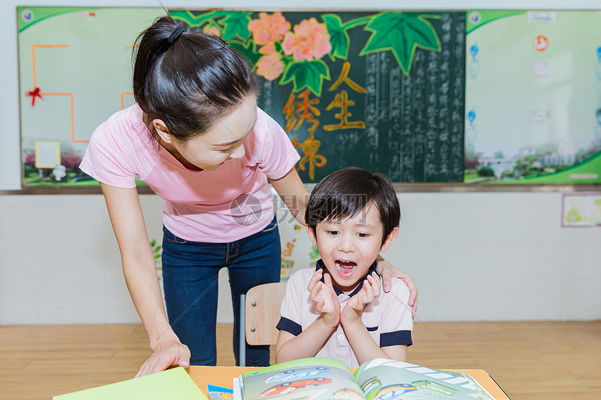 教师节课堂老师给学生讲故事图片