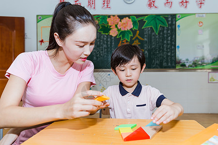 人民英雄教师节课堂教师教学生搭积木背景