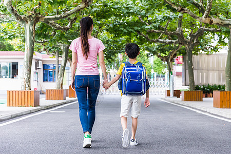 校园亲子妈妈牵着儿子上学高清图片