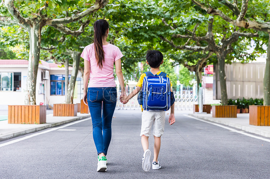 校园亲子妈妈牵着儿子上学图片