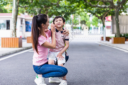 妈妈儿子亲子妈妈给儿子整理头发背景