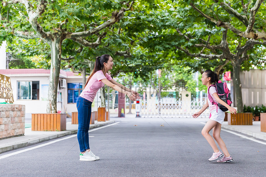 教师节女生奔向老师怀抱图片