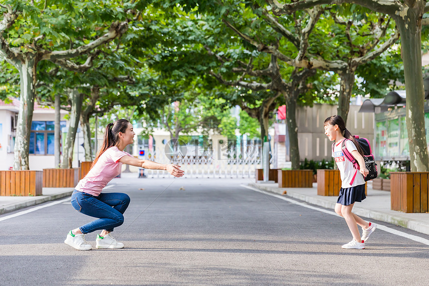 教师节女生奔向老师怀抱图片