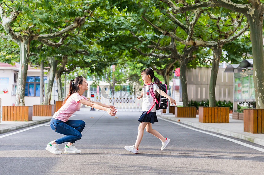 教师节女生奔向老师怀抱图片