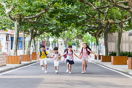 孩子奔跑阳光下孩子们牵手快乐的奔跑背景