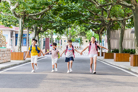 一群女生阳光下孩子们牵手快乐的奔跑背景