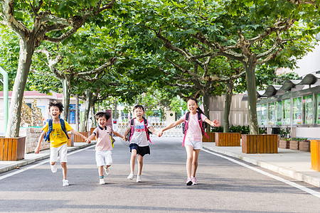 快乐的孩子们阳光下孩子们牵手快乐的奔跑背景