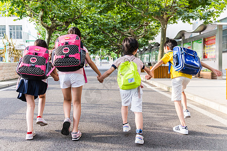 校园女生孩子们牵手快乐奔跑的背影背景