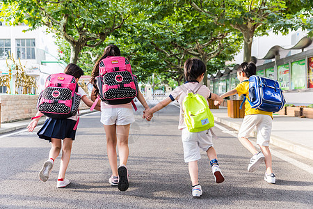 孩子们牵手快乐奔跑的背影男生高清图片素材