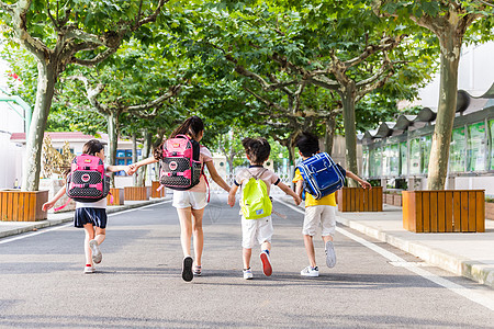 孩子们牵手快乐奔跑的背影背景图片