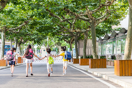 阳光和女生孩子们牵手快乐奔跑的背影背景